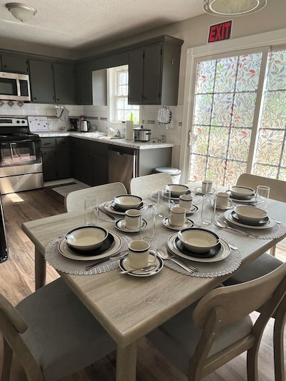 Spacious 5-Bedrooms Retreat w/ Theater, Court & Group-Friendly Layout