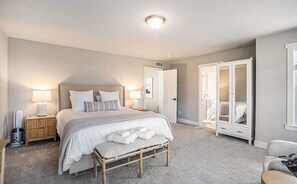 Room - Butterfly House - heated year round pool - hot tub - close to beaches and marina (South Haven)