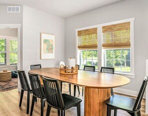 Dining - Butterfly House - heated year round pool - hot tub - close to beaches and marina (South Haven)