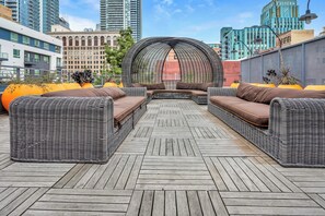 Terrace/patio - Chic DTLA Condo with Rooftop Views and Sky Lounge (Los Angeles)