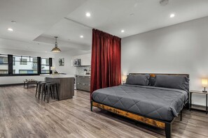 Room - Chic DTLA Condo with Rooftop Views and Sky Lounge (Los Angeles)