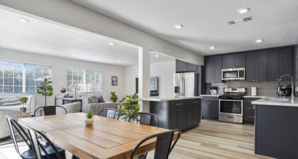 Relaxing Poolside Haven in Citrus Heights