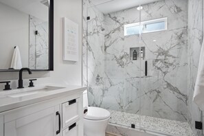 Séchoir à cheveux, bidet, serviettes fournies, savon