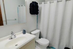 Hair dryer, towels, soap, toilet paper - Private Upstairs Unit near Balt City/John Hopkins (Baltimore)