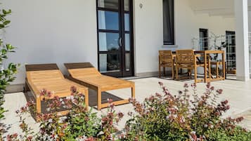 Deluxe-Vierbettzimmer, Terrasse, Gartenblick | Speisen im Freien