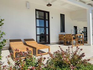 Deluxe Quadruple Room, Patio, Garden View | Outdoor dining - Giardini Hurz (Pietrelcina)