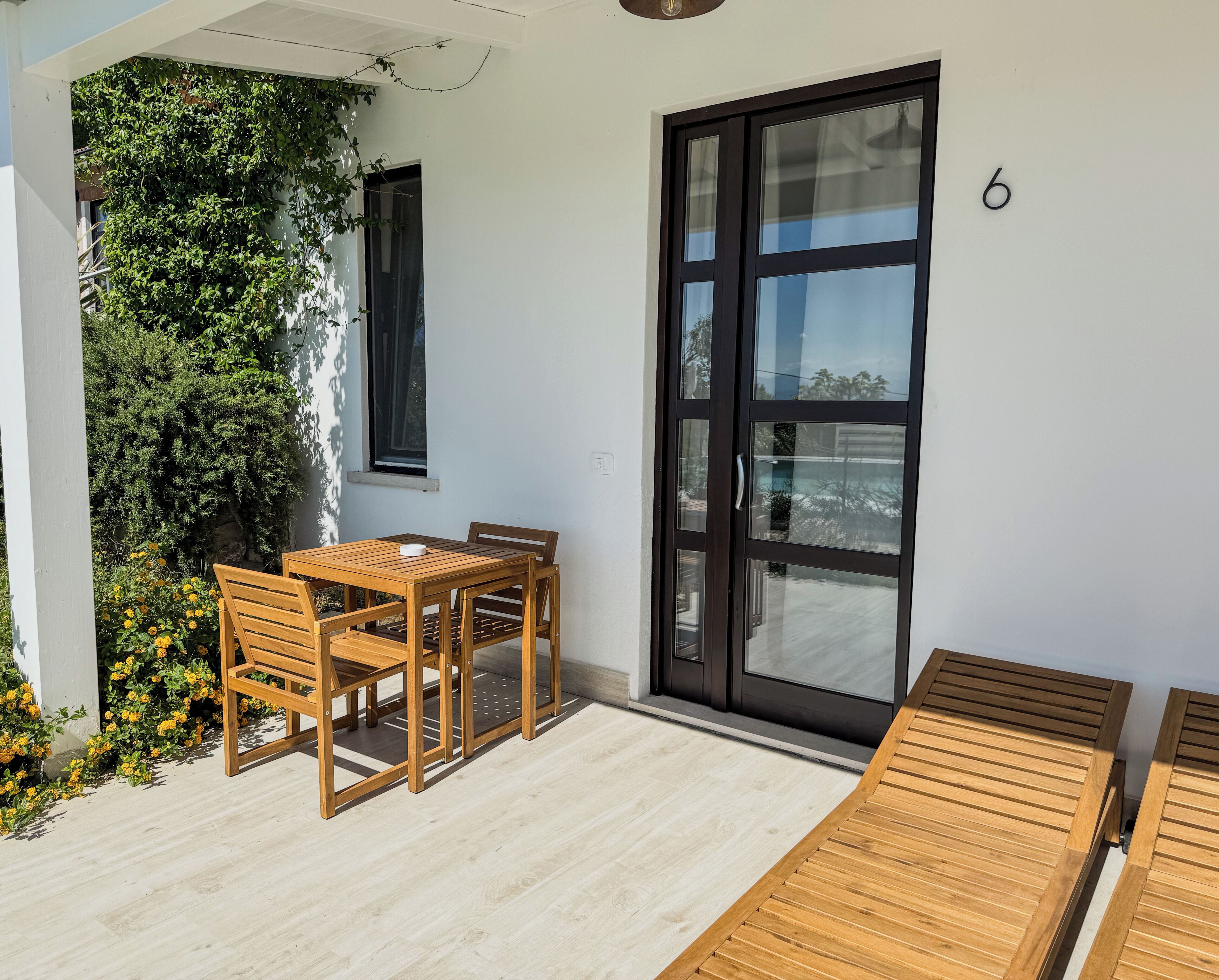 Chambre Triple Deluxe, patio, vue jardin | Restauration extérieure