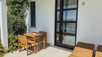 Chambre Triple Deluxe, patio, vue jardin | Restauration extérieure