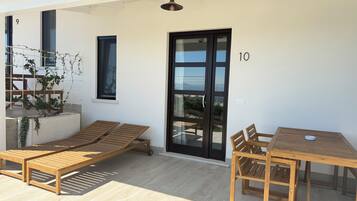 Deluxe-Dreibettzimmer, Terrasse, Gartenblick | Speisen im Freien