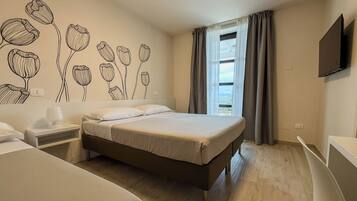 Deluxe-Dreibettzimmer, Terrasse, Gartenblick