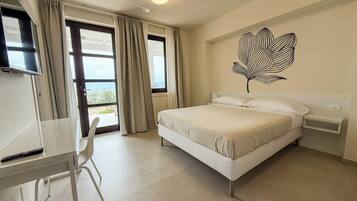 Deluxe-Vierbettzimmer, Terrasse, Gartenblick