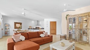 Ein modernes Wohnzimmer mit einer Eckcouch, einem Couchtisch und einer rustikalen Kommode.