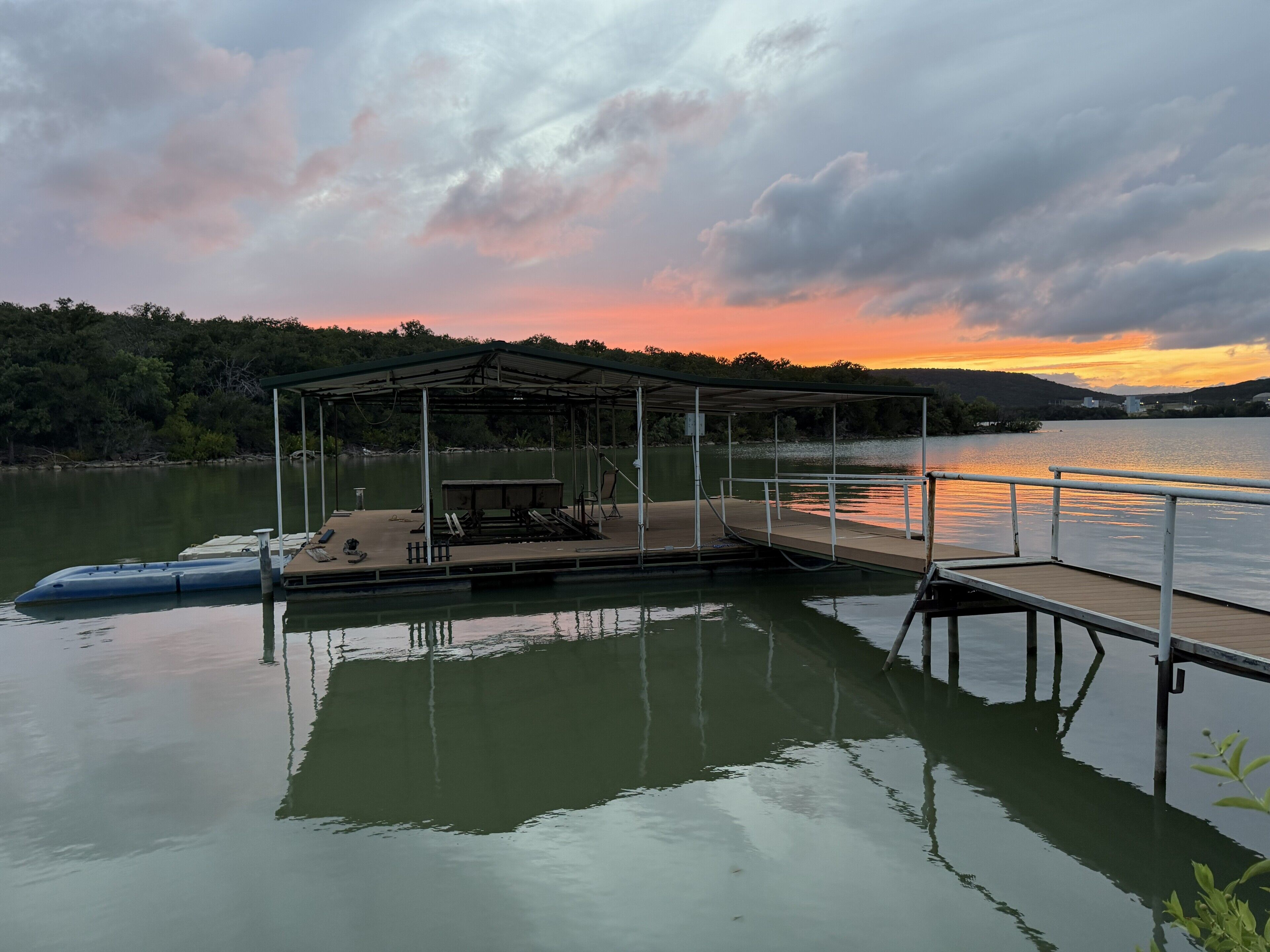 Un quai doté d’un espace de repos abrité et d’un bateau.