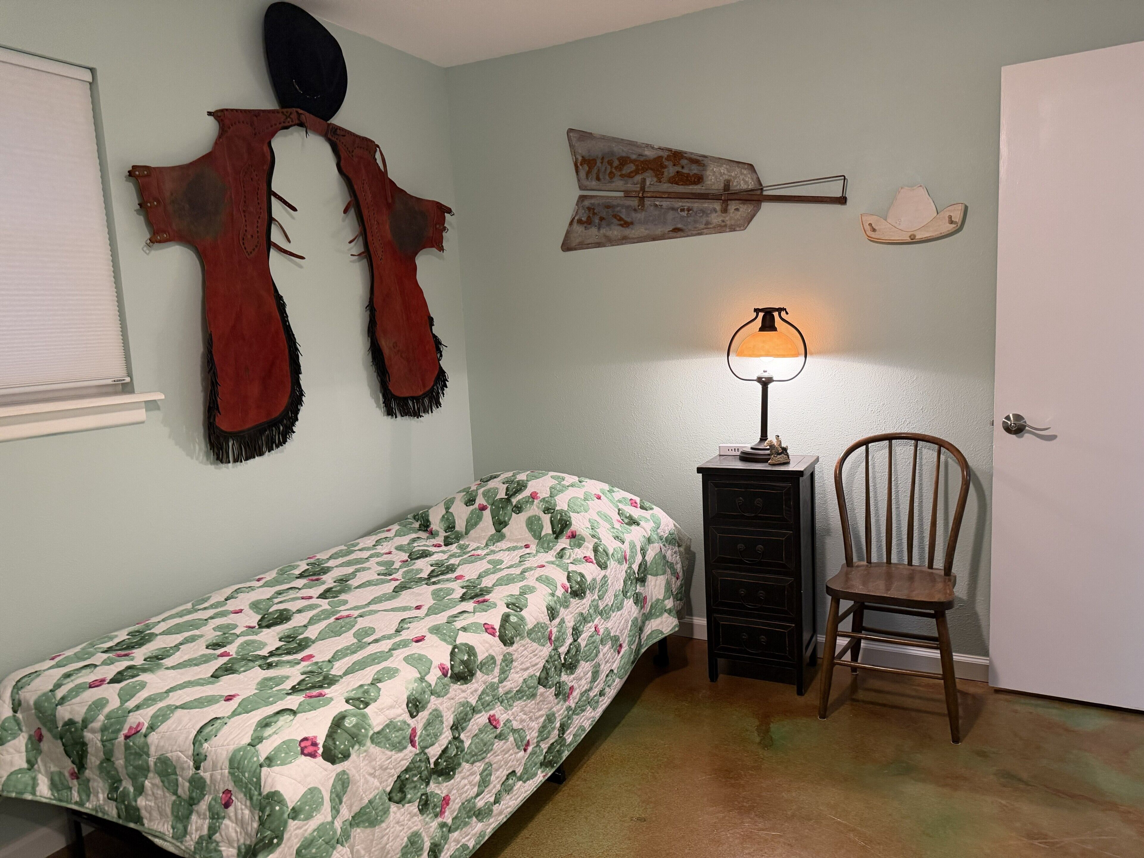 2 habitaciones, tabla de planchar con plancha, internet y ropa de cama 