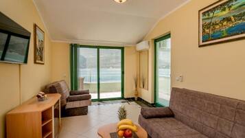 Apartment (One Bedroom Apartment with Terrace an) | Ruang tamu