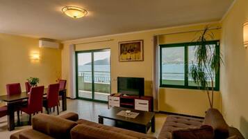 Apartment (Two Bedroom Apartment with Terrace an) | Ruang tamu