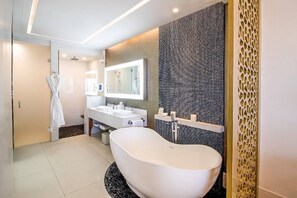 Dusche, Haartrockner, Bidet, Handtücher