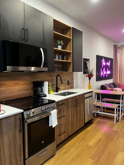 The Glow and Gather Suite, Downtown, AC