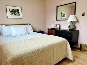 Escritorio, tabla de planchar con plancha, wifi y ropa de cama 
