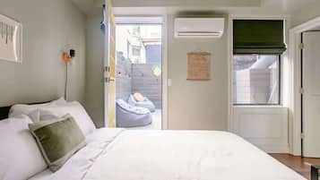 Desk, iron/ironing board, WiFi, bed sheets