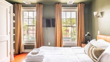 Desk, iron/ironing board, WiFi, bed sheets