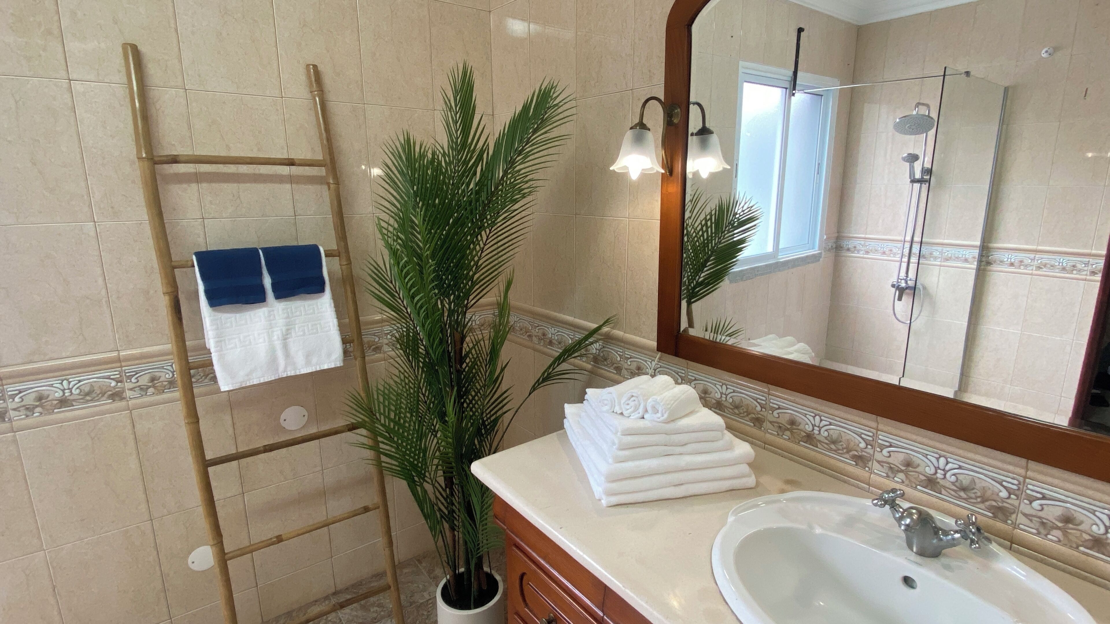 Douche, sèche-cheveux, bidet, serviettes fournies