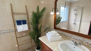 Shower, hair dryer, bidet, towels - Tropical Palmeira Suite in Small Azorean Village. (Remédios)