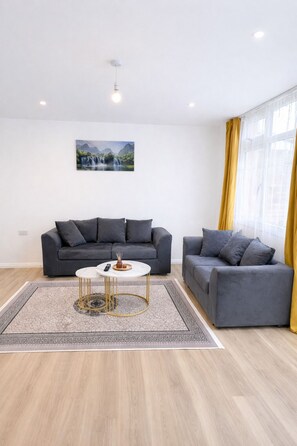 TV - Stylish 3BR Home | Sleeps 5 | Garden + Parking (London)