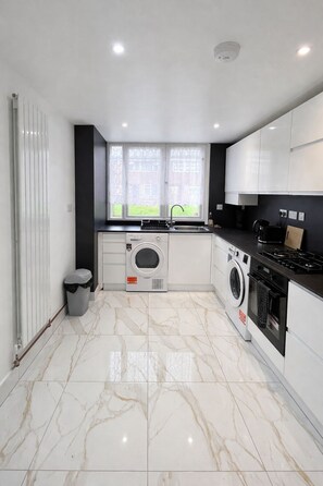 Fridge, microwave, oven, coffee/tea maker - Stylish 3BR Home | Sleeps 5 | Garden + Parking (London)