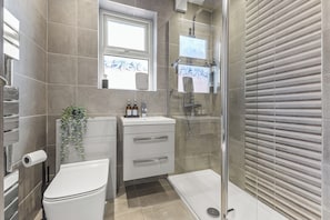 Bathroom - Newly Renovated Family Home Perfect For Long Stays - Pass the Keys (Manchester)