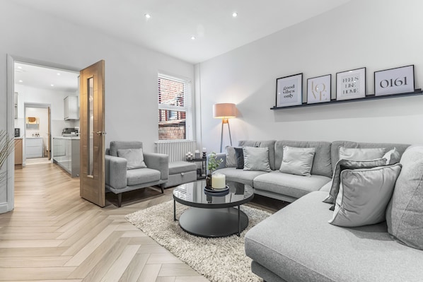 Living area - Newly Renovated Family Home Perfect For Long Stays - Pass the Keys (Manchester)
