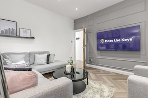 Living area - Newly Renovated Family Home Perfect For Long Stays - Pass the Keys (Manchester)