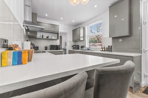 Private kitchen - Newly Renovated Family Home Perfect For Long Stays - Pass the Keys (Manchester)