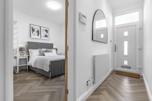 Room - Newly Renovated Family Home Perfect For Long Stays - Pass the Keys (Manchester)