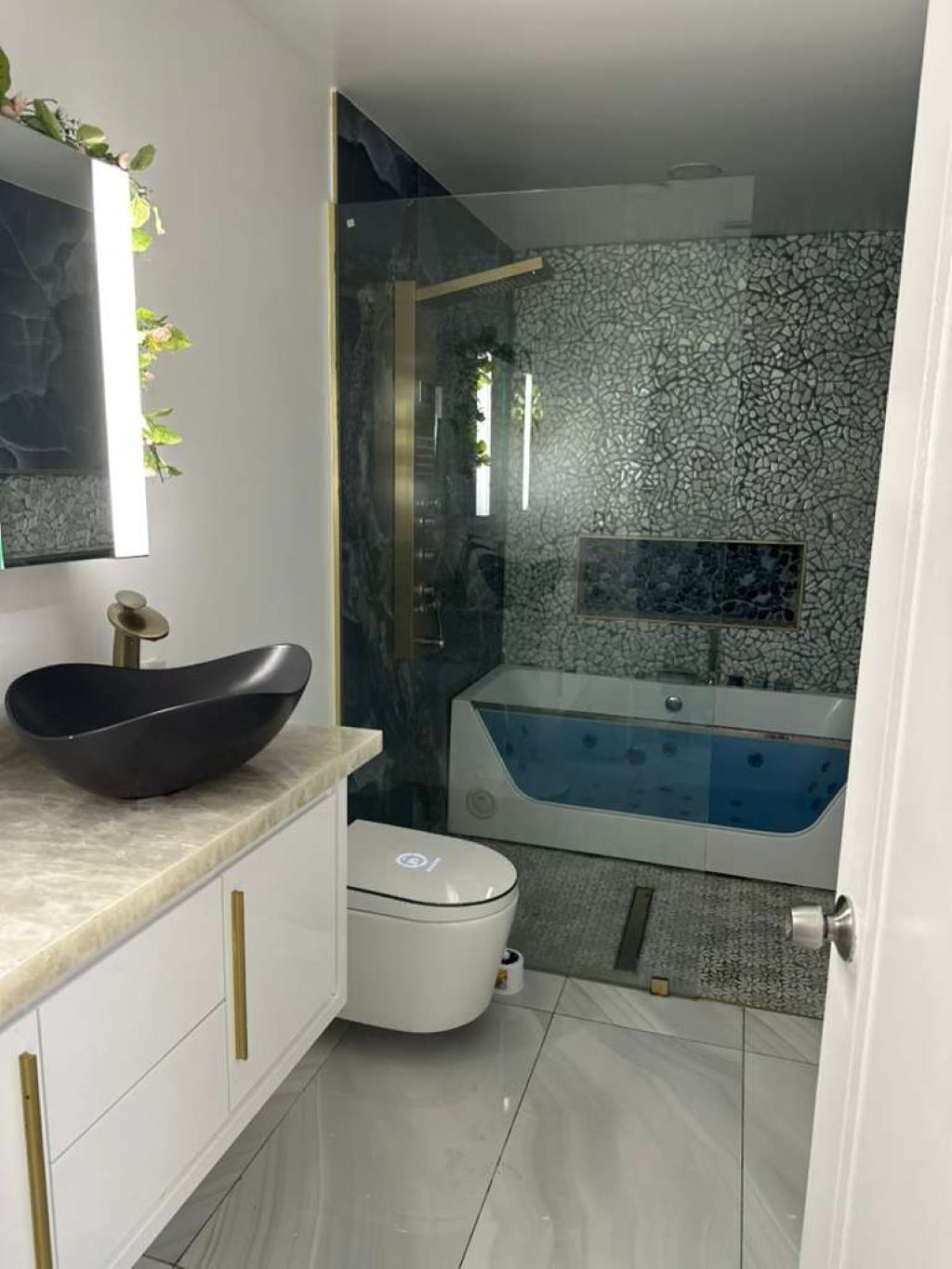 Ducha, bañera de hidromasaje, secador de pelo, toallas