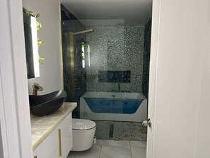 Shower, jetted bath, hair dryer, towels