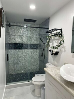 Shower, jetted bath, hair dryer, towels