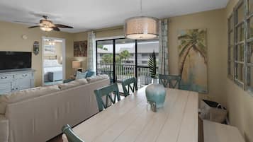 Appartamento, letti multipli, balcone, vista piscina (Beachwood Villas 10C) | Area soggiorno