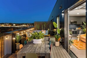 Outdoor dining - July 4th rooftop deck, skyline views, chef's kitchen near Broadway (Nashville)