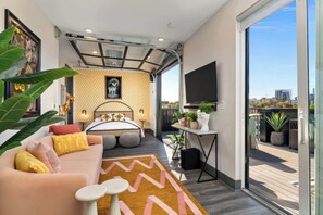 3 bedrooms, desk, iron/ironing board, WiFi - July 4th rooftop deck, skyline views, chef's kitchen near Broadway (Nashville)