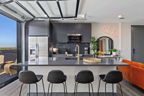 Fridge, microwave, oven, stovetop - July 4th rooftop deck, skyline views, chef's kitchen near Broadway (Nashville)
