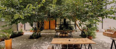 屋外ダイニングエリア