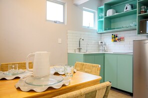 Fridge, microwave, toaster, dining tables - MATAMOROS 3 · Loft Céntrico con Terraza Privada (Oaxaca)