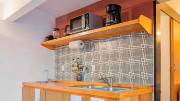 Coffee/tea maker, fridge, microwave, stovetop