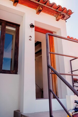 Un bâtiment avec le chiffre « 2 » peint sur le mur, une fenêtre et une échelle en métal.