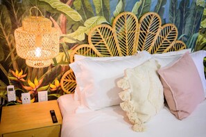 Een strijkplank/strijkijzer, wifi, beddengoed