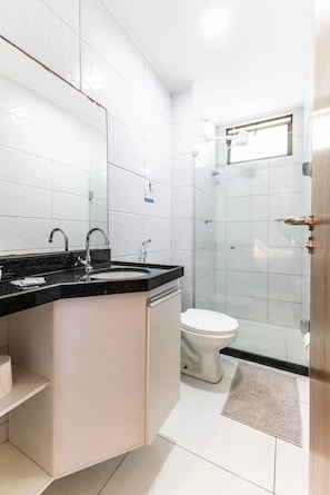 Ducha, artículos de tocador gratuitos, toallas, jabón