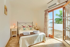 Iron/ironing board, free WiFi, bed sheets - Villa Can Mas by Villa Plus (Cala d'Or)