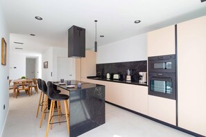 Coffee/tea maker, fridge, microwave, dishwasher - Villa Hibiscus by Villa Plus (Antigua)