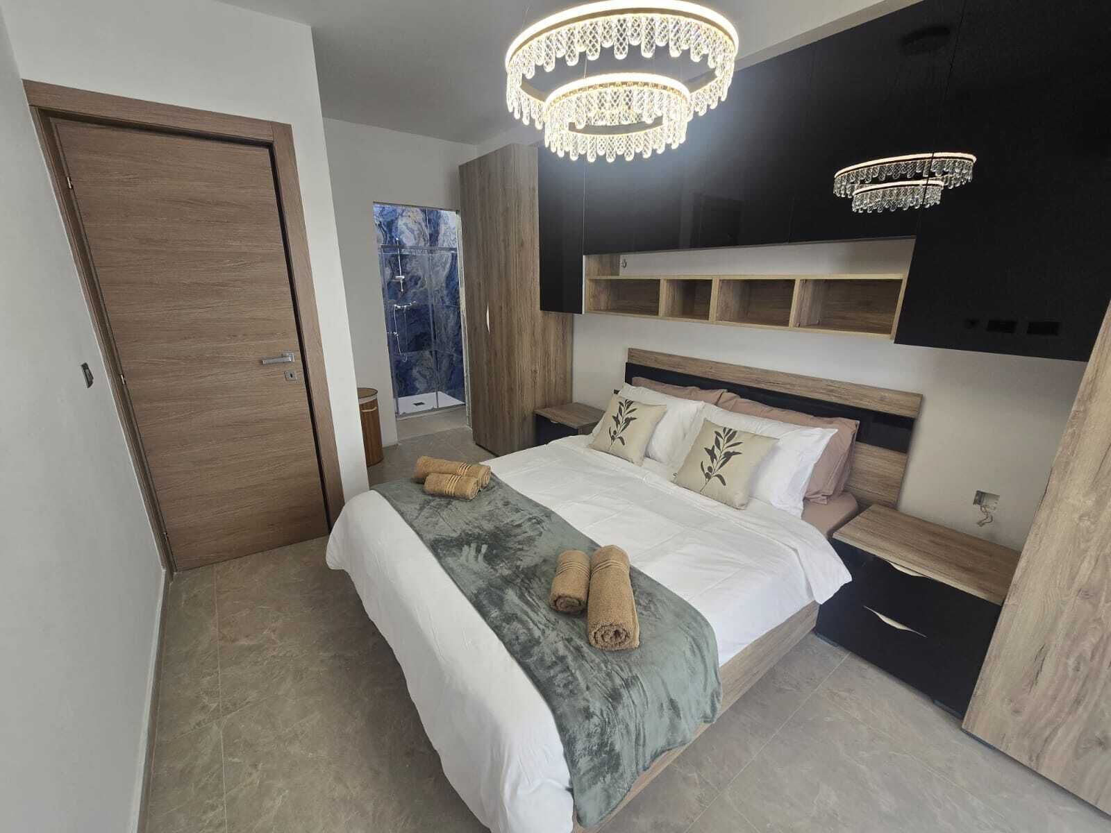 Tabla de planchar con plancha, internet y ropa de cama 